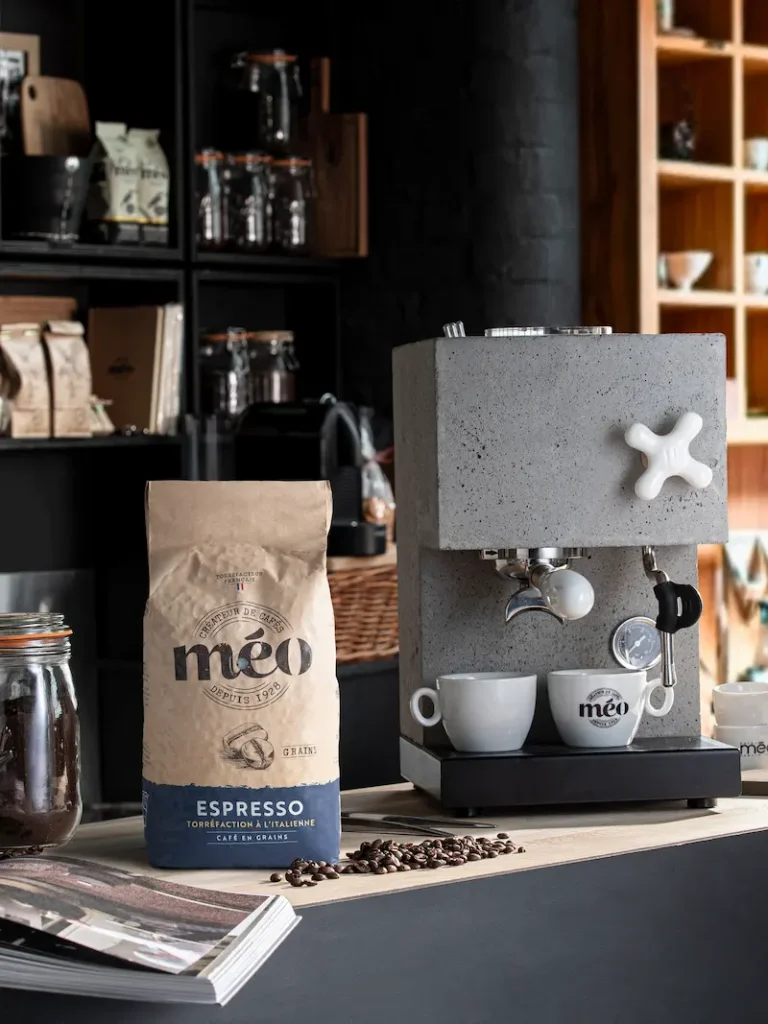 machine à expresso et paquet d'espresso grains