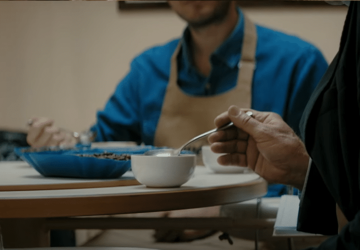 dégustation de café de spécialité - Main tenant cuillère de cupping