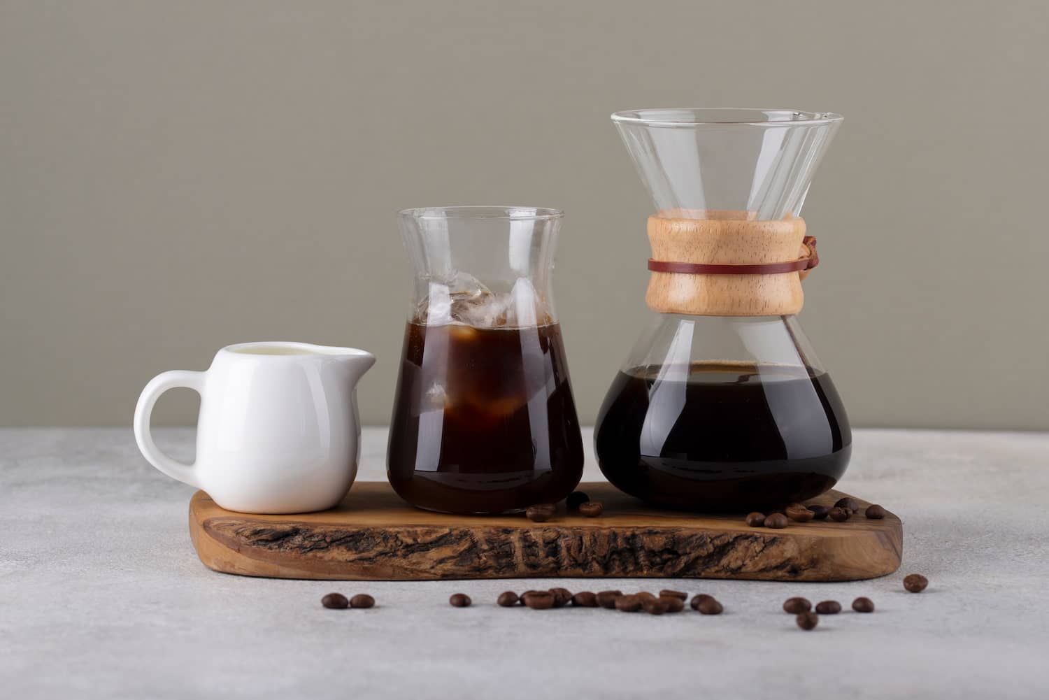 Chemex et café glacé sur plateau