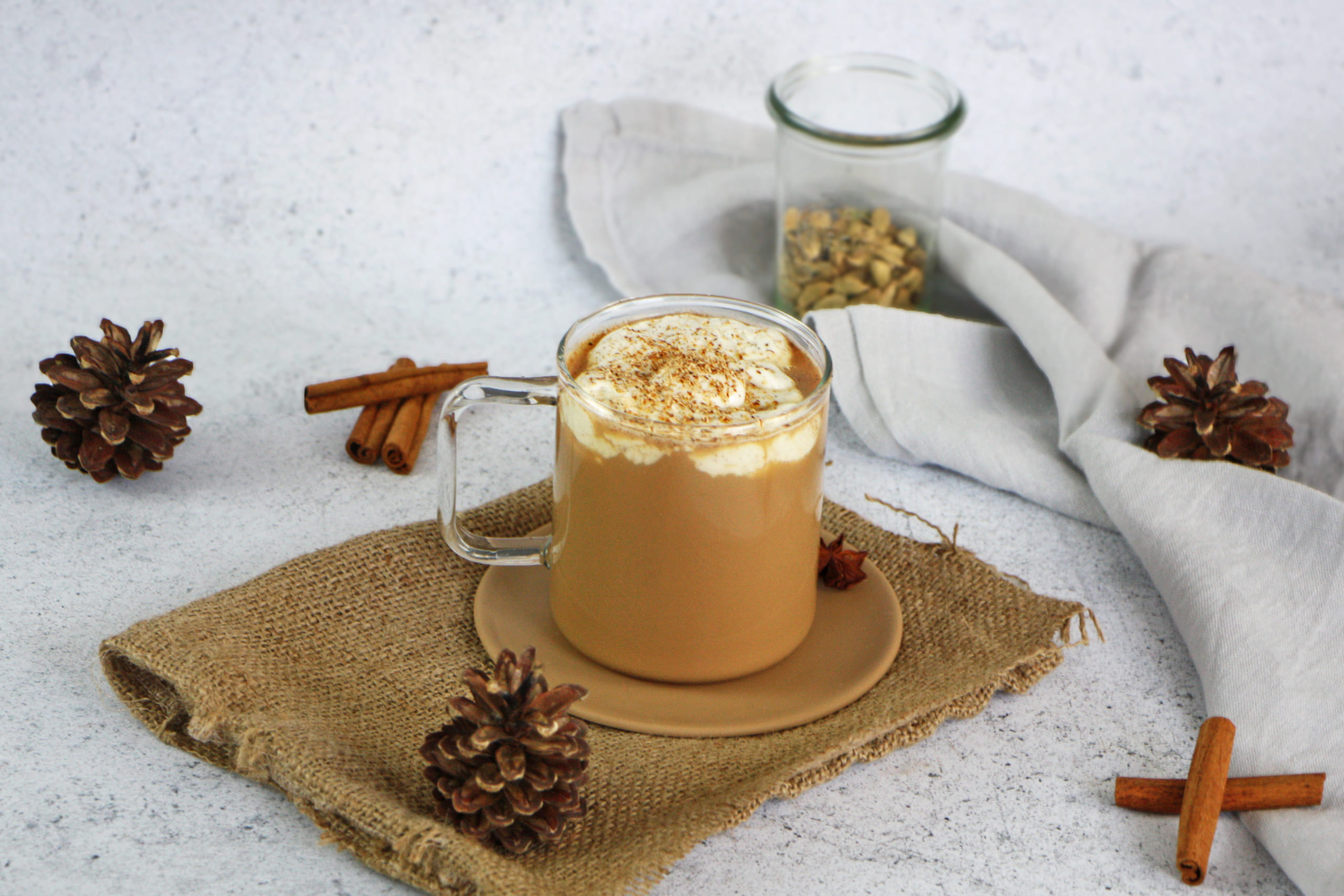 une tasse de latte à la cannelle et à la crème fouettée.