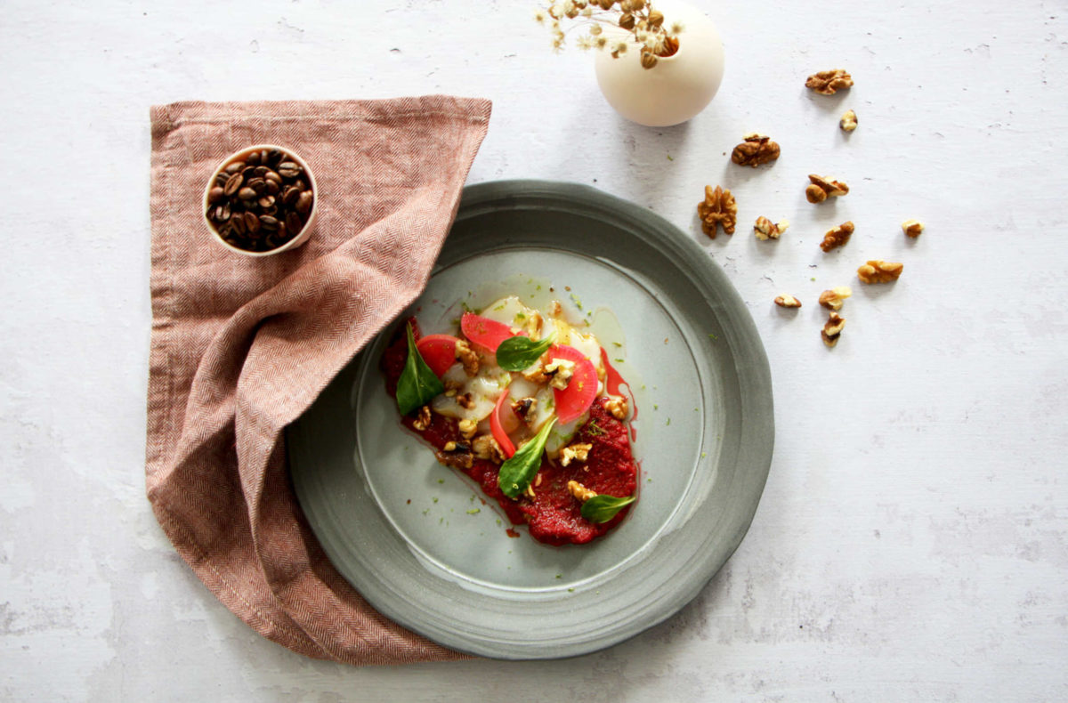 une assiette de noix et de pastèque provenant d'un café.