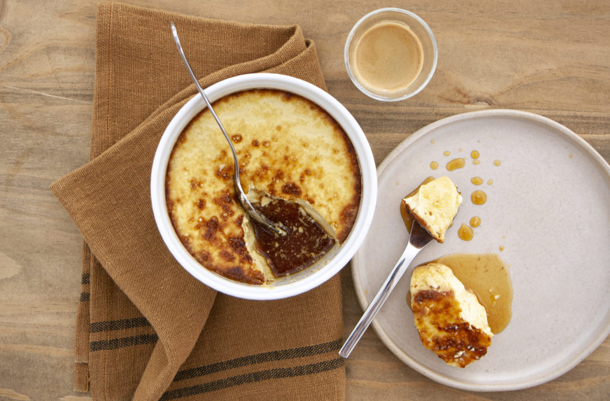 un bol de crème brûlée au café avec une cuillère à côté.