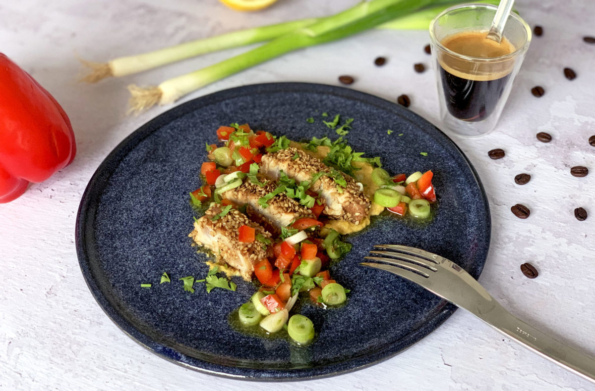 une assiette de thon mariné avec des légumes et une fourchette.